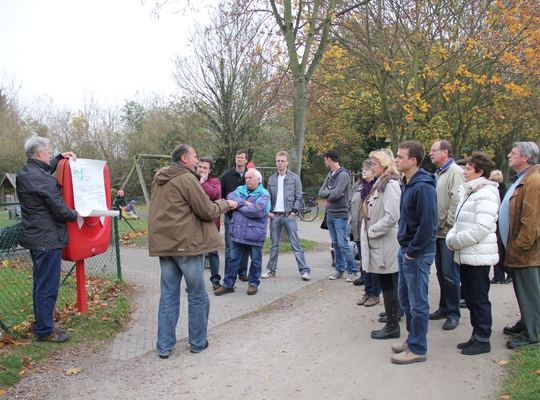 Rik De Vis gidst een groep door het groen van de Flora in het Liedermeerspark